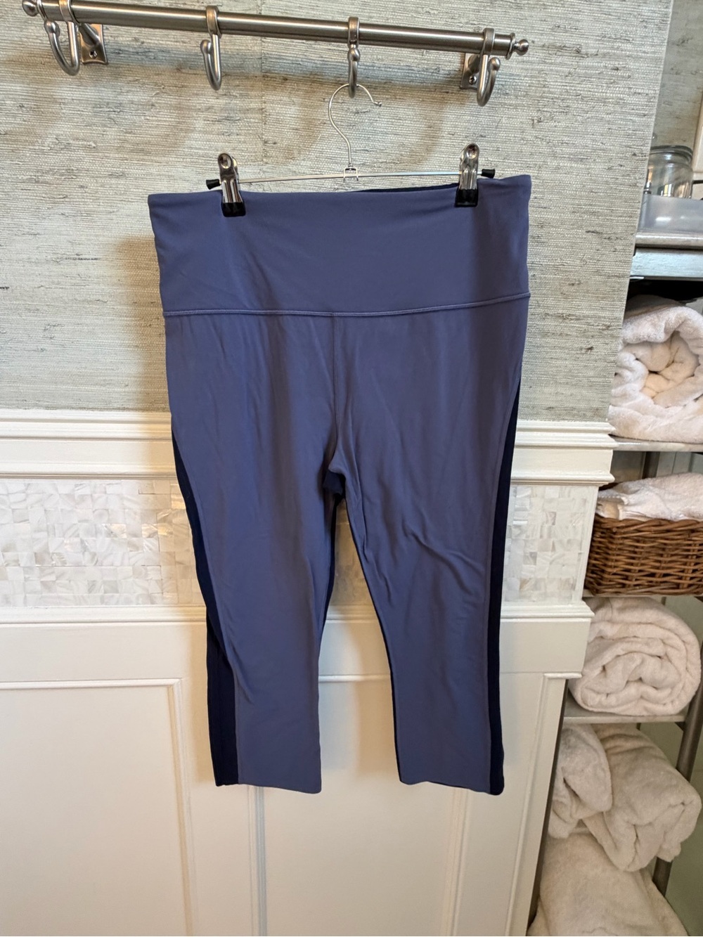 Large Athleta horizon scallop Capri leggings stormy sky Navy light blue cutout - Picture 3 of 10
